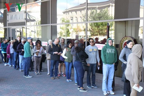 ชาวอเมริกันออกไปใช้สิทธิ์เลือกตั้ง