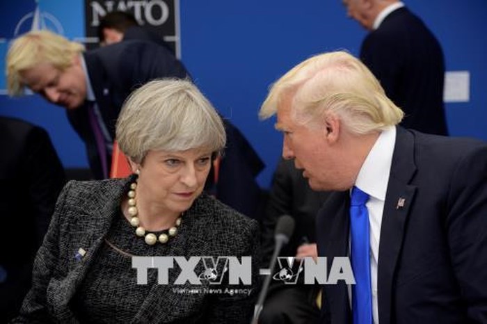 ประธานาธิบดีสหรัฐเจรจาทางโทรศัพท์กับผู้นำอังกฤษและฝรั่งเศสเกี่ยวกับการโจมตีซีเรีย