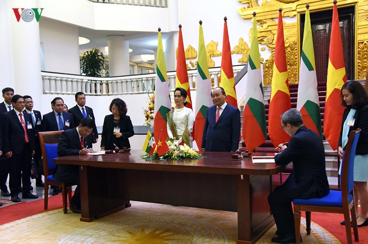 นายกรัฐมนตรีเหงวียนซวนฟุกเจรจากับนางอองซานซูจี ที่ปรึกษาแห่งรัฐเมียนมาร์