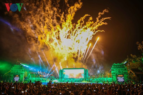 มีผู้ชมรายการศิลปะในกรอบงานเฟสติวัลเว้เป็นจำนวนมาก