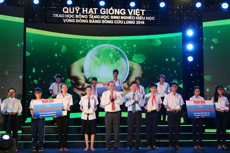 มอบทุนการศึกษาจากกองทุน“Hạt giống Việt”ให้แก่นักเรียนที่มีฐานะยากจนแต่มีผลการเรียนดีในเขตที่ราบลุ่มแม่น้ำโขง