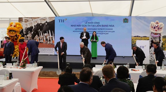 เลขาธิการใหญ่พรรคเหงวียนฟู้จ่องเยือนจังหวัดคาลูกา ประเทศรัสเซีย