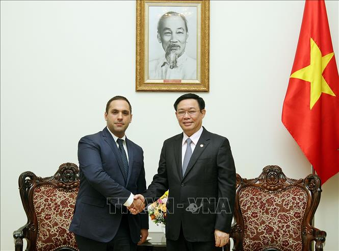 รองนายกรัฐมนตรีเวืองดิ่งเหวะให้การต้อนรับรัฐมนตรีว่าการกระทรวงเศรษฐกิจบัลแกเรีย