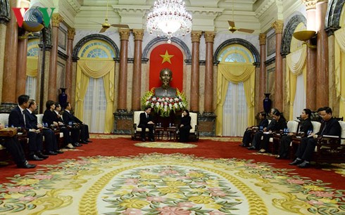 รักษาการประธานประเทศดั่งถิหงอกถิ่งให้การต้อนรับนายกรัฐมนตรีสาธารณรัฐเกาหลี Lee Nak-yeon