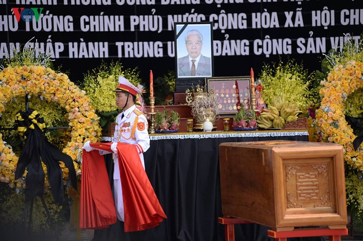 พิธีไว้อาลัยและพิธีปลงศพอดีตเลขาธิการใหญ่พรรคโด๋เหมื่อยจัดขึ้นอย่างสมเกียรติ