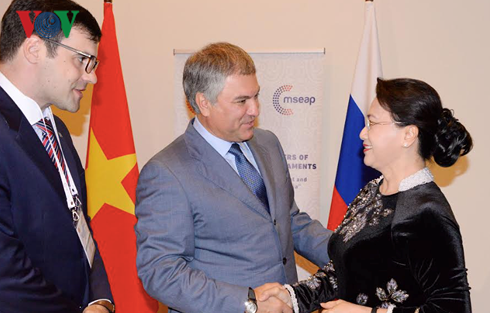 ประธานสภาแห่งชาติเหงวียนถิกิมเงินพบปะกับประธานสภาดูมาแห่งชาติรัสเซีย