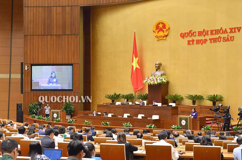 บรรดาผู้แทนสภาแห่งชาติรับฟังรายงานตรวจสอบเกี่ยวกับร่างกฎหมายการป้องกันและต่อต้านผลร้ายจากสุราและเบียร์