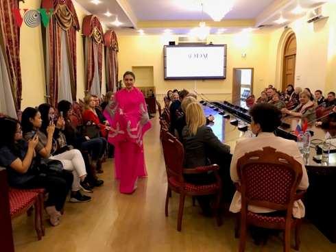 แนะนำวัฒนธรรมเวียดนามผ่านชุดอ๊าวหย่ายในประเทศรัสเซีย