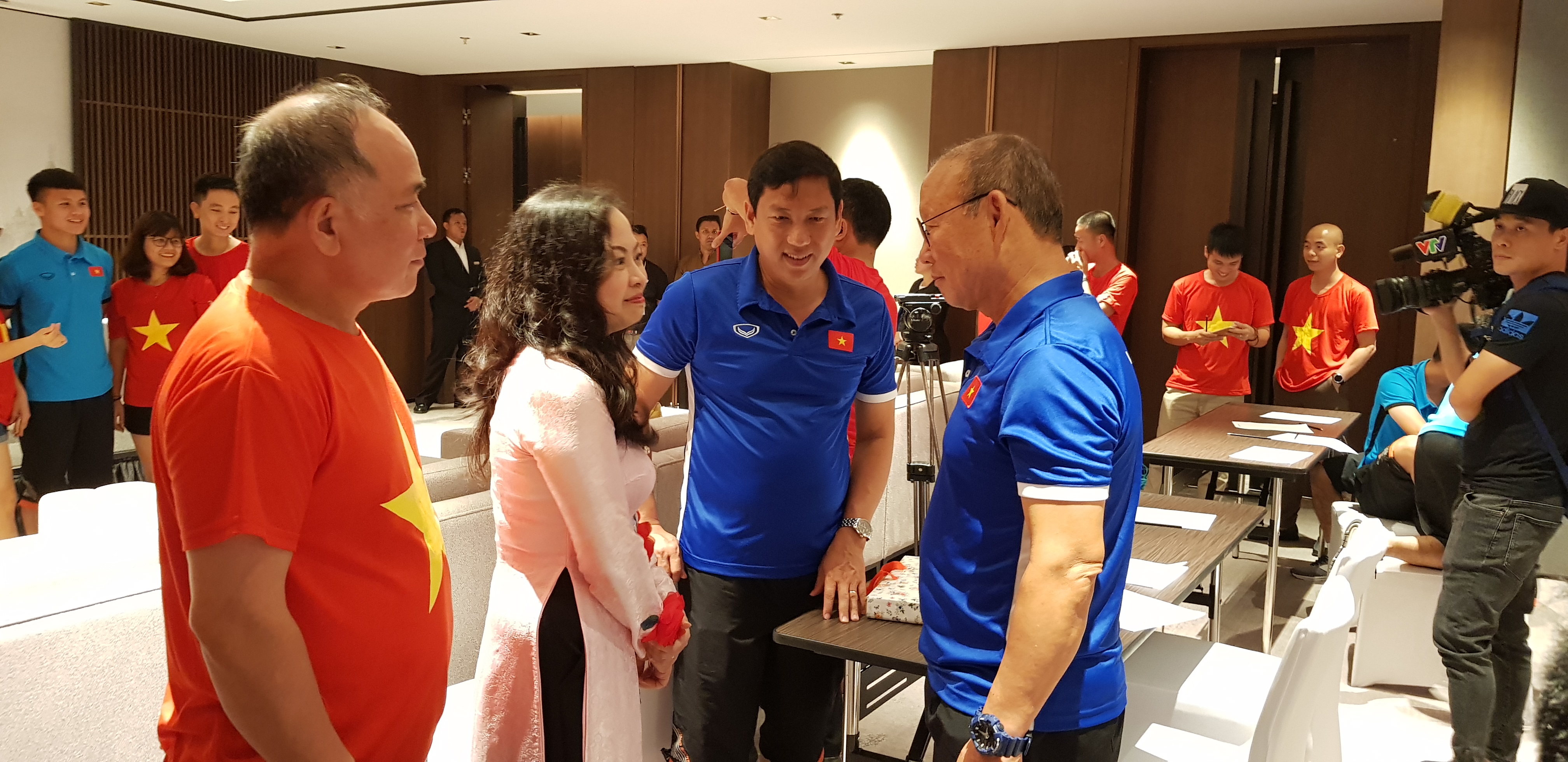 เอกอัครราชทูตเวียดนามประจำเมียนมาร์ไปให้กำลังใจทีมฟุตบอลเวียดนาม