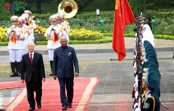 เลขาธิการใหญ่พรรค ประธานประเทศ เหงวียนฟู้จ่อง เป็นประธานในพิธีต้อนรับนาย ราม นาถ โกวินท์ ประธานาธิบดีอินเดีย