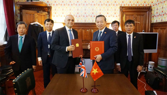 รัฐมนตรีว่าการกระทรวงรักษาความมั่นคงทั่วไปโตเลิมเยือนประเทศอังกฤษ