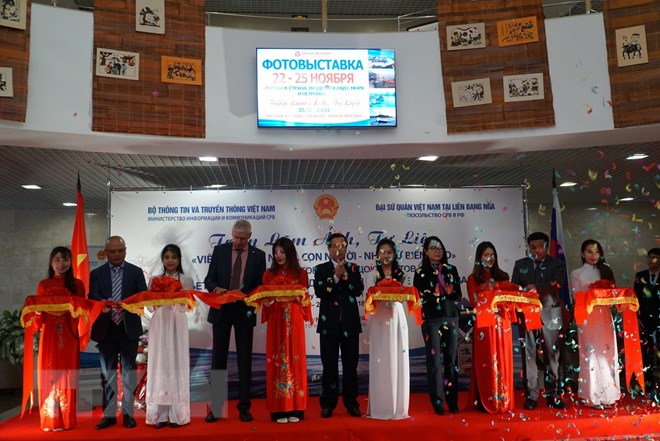 งานนิทรรศการภาพถ่ายและเอกสาร “ประเทศและคนเวียดนาม – มุมมองจากทะเลและเกาะแก่ง” ณ ประเทศรัสเซีย
