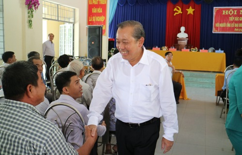 รองนายกรัฐมนตรีเจืองหว่าบิ่งลงพื้นที่พบปะกับผู้มีสิทธิ์เลือกตั้งที่จังหวัดลองอาน