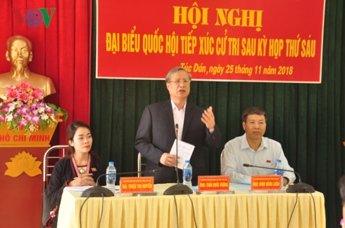 นายเจิ่นก๊วกเหวือง สมาชิกกรมการเมืองและสมาชิกคณะเลขาธิการกลางพรรคพบปะกับผู้มีสิทธิ์เลือกตั้งจังหวัดเอียนบ๊าย