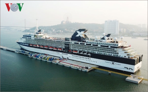 เรือสำราญ Royal Caribbean Cruise Lines ของสหรัฐเข้าเทียบท่าฮาลองในนครฮาลอง จังหวัดกว๋างนิง