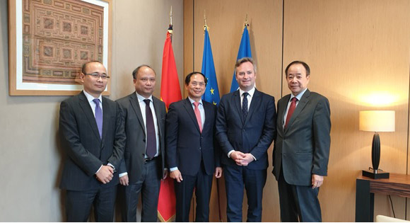 ทูตพิเศษของนายกรัฐมนตรีเหงวียนซวนฟุกเยือนฝรั่งเศส