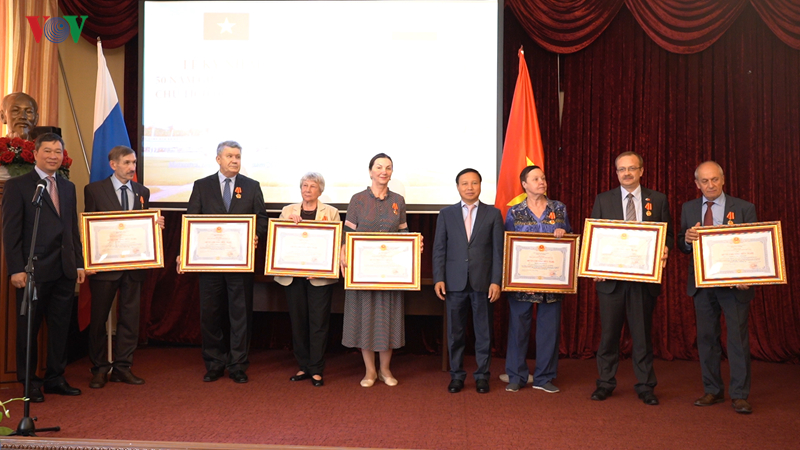 พิธีรำลึกครบรอบ 50ปีการเก็บรักษาร่างของประธานโฮจิมินห์และพิธีมอบเหรียญอิสริยาภรณ์มิตรภาพให้แก่เพื่อนมิตรชาวรัสเซีย