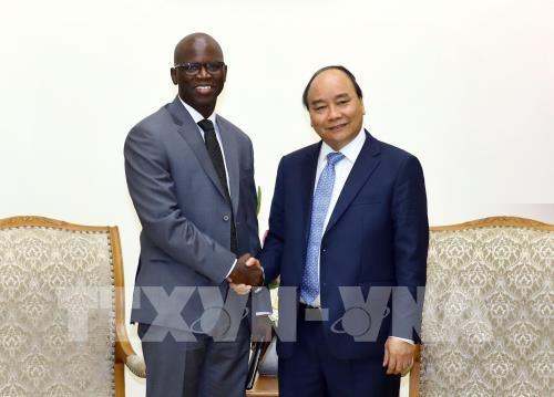 ผู้บริหารธนาคารโลกมอบรายงานเกี่ยวกับเศรษฐกิจสังคมเวียดนามให้แก่นายกรัฐมนตรีเหงวียนซวนฟุก