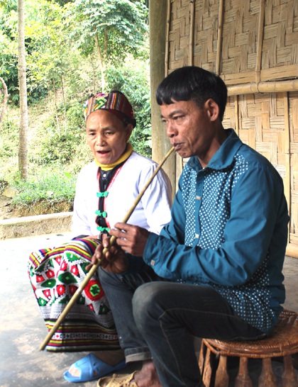 การร้องเพลงทำนองเติมกับการเป่าปี่สะท้อนเอกลักษณ์วัฒนธรรมของชนเผ่าขมุในจังหวัดเหงะอาน