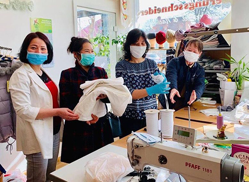 ชมรมชาวเวียดนามในสาธารณรัฐเช็กช่วยเหลือประชาชนที่ได้รับผลกระทบจากการแพร่ระบาดของโรคโควิด-19