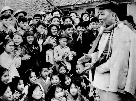 กิจกรรมรำลึกครบรอบ 130ปี วันคล้ายวันเกิดของประธานโฮจิมินห์ในต่างประเทศ