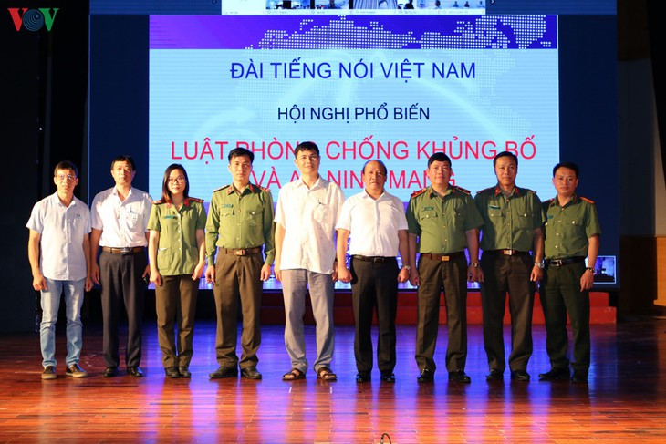 สถานีวิทยุเวียดนามเผยแพร่กฎหมายการป้องกันและต่อต้านการก่อการร้ายและกฎหมายความมั่นคงทางอินเตอร์เน็ต