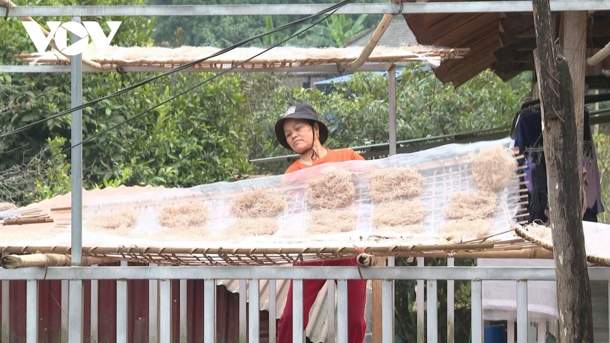 หมู่บ้านชนเผ่าหนุ่งรักษาอาชีพทำวุ้นเส้นแบบดั้งเดิม