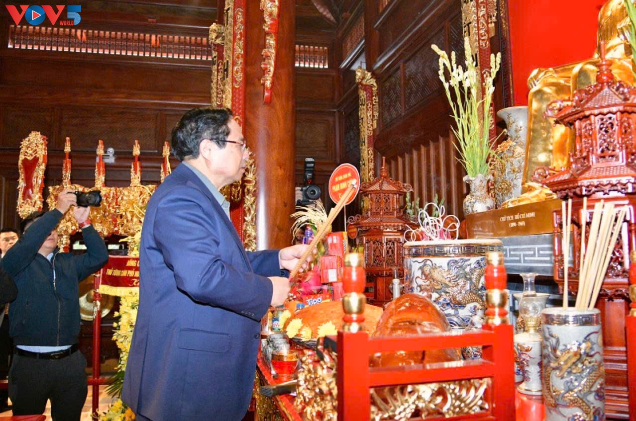นายกรัฐมนตรี ฝ่ามมิงชิ้งจุดธูปเพื่อรำลึกถึงประธานโฮจิมินห์และวีรชนในชัยชนะเดียนเบียนฟู