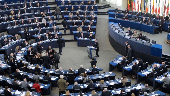 Urge presidente de Francia a nueva política de divisas