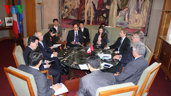 Vietnam y Francia facilitan la cooperación bilateral en el desarrollo socioeconómico y político