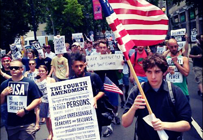 Estadounidenses protestan vigilancia ilegal del Gobierno en el día nacional
