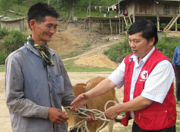 Aunar fuerzas para ayudar a los compatriotas pobres