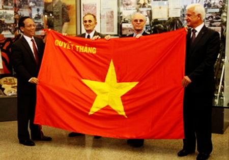 Bandera militar “decidido a ganar” de Vietnam llega a Rusia