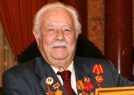 Condecora Vietnam a ex combatiente griego