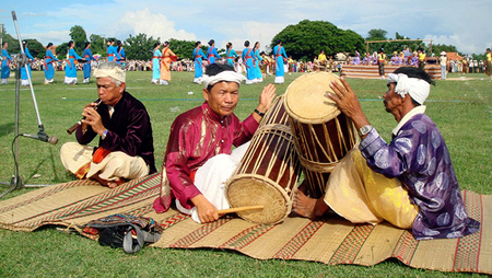 El trio de instrumentos musicales tradicionales de la minoría étnica Cham