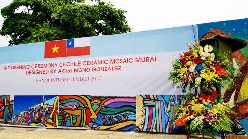 Chile incorpora una pintura al Mural Mosaico Cerámico de Hanoi en su Día Nacional