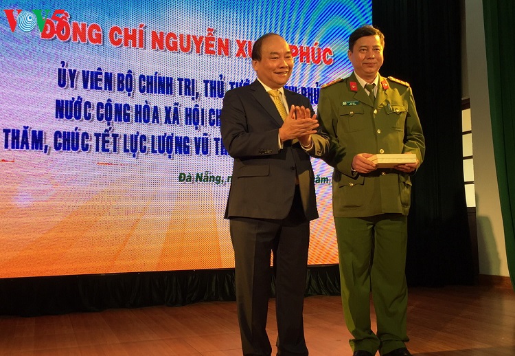 Primer ministro de Vietnam se reúne con fuerzas armadas de la ciudad de Da Nang