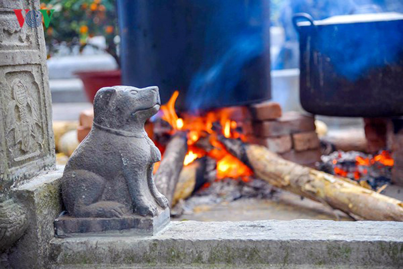 Descubren el arte de la escultura de perros de piedra con el pintor Thanh Chuong