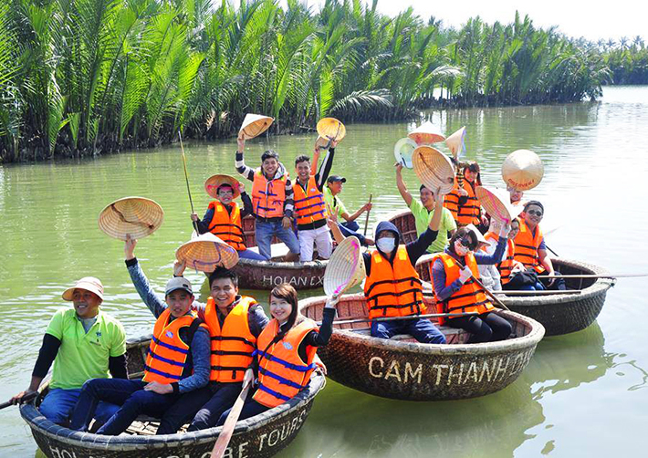 Visitar Hoi An para ver la “danza” de sacudir los coracles