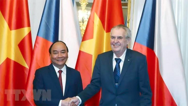 Visita del jefe del Gobierno vietnamita a la República Checa atrae atención pública