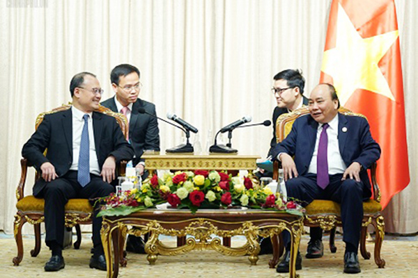 Primer ministro de Vietnam conversa con dirigentes de corporaciones líderes de China