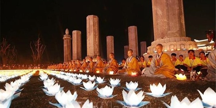Ceremonia de farolillos por la paz resalta en el Día de Vesak 2019 en Vietnam