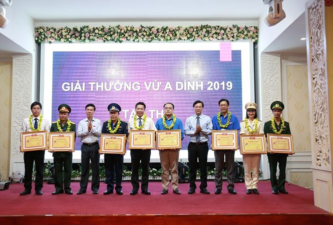 Vietnam honra los aportes de jóvenes étnicos al desarrollo nacional