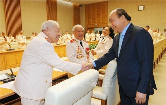 Jefe del Ejecutivo recibe a oficiales con méritos revolucionarios