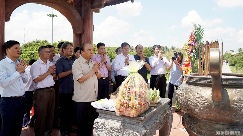 Premier vietnamita homenajea a mártires en Quang Tri