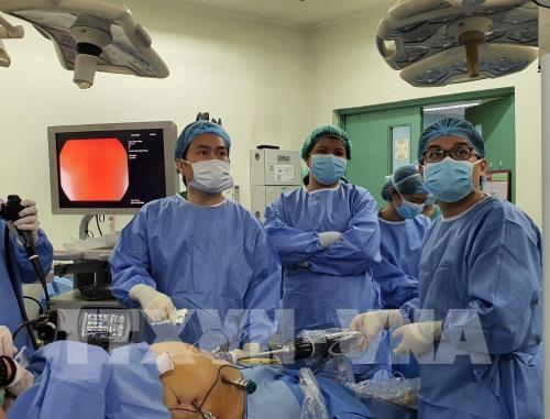 Médico vietnamita contribuye al éxito de una cirugía asistida por robots en Filipinas