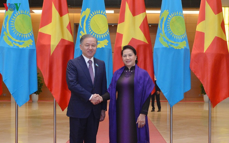 Vietnam y Kazajistán impulsan cooperación en economía y comercio