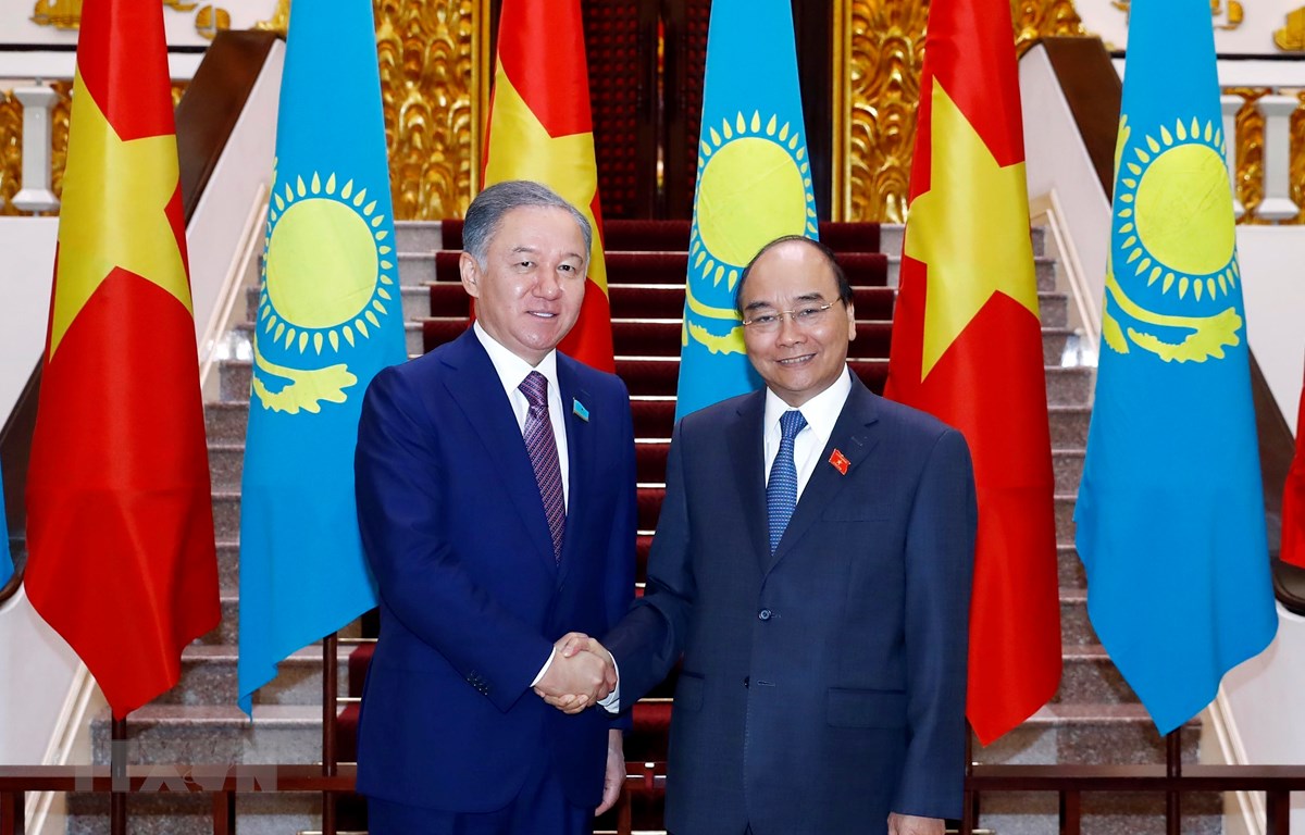 Premier vietnamita se reúne con el titular de la Cámara de Representantes de Kazajistán