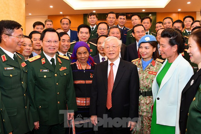 Máximo líder de Vietnam felicita a personas ejemplares en ocasión del Día de la Defensa Nacional