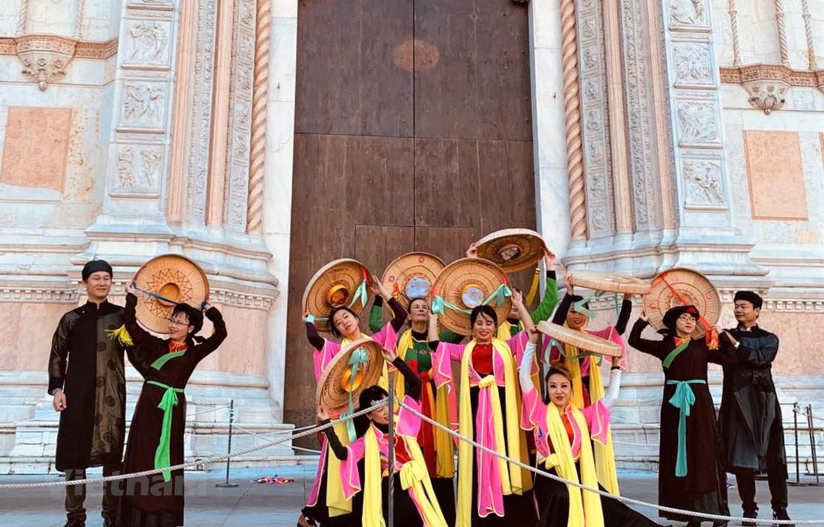 Sombrero cónico de Vietnam atrae al público italiano en Festival Dancin´BO